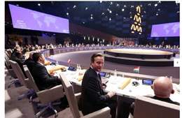 Tranh cãi: Phục vụ Hội nghị thượng đỉnh La Haye sao chỉ toàn nam?